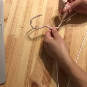 針金ハンガーをおしゃれにリメイク 布巻きハンガーの作り方 動画あり ハンドメイドで楽しく子育て Handmadebycue Com